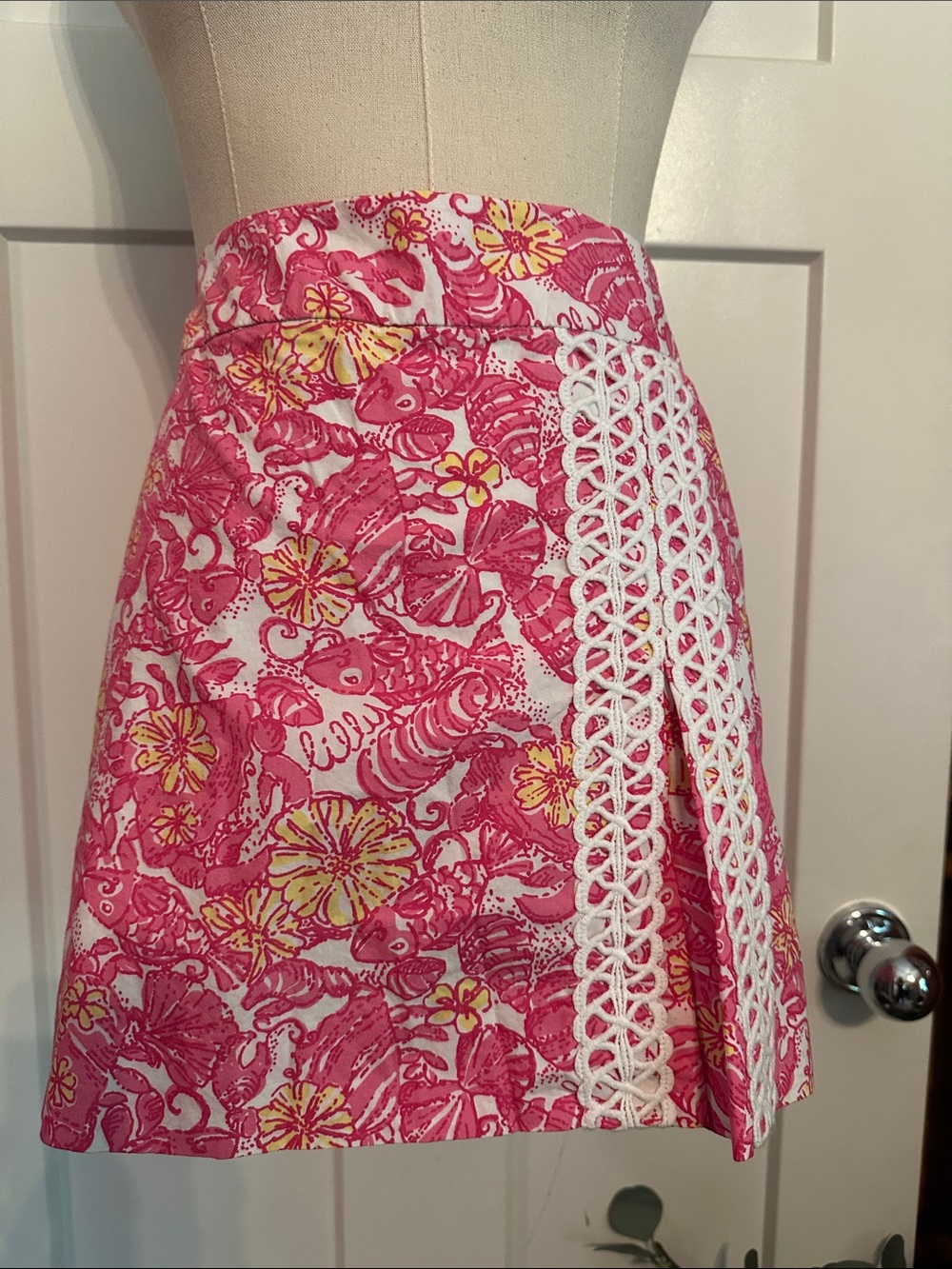 Lilly Pulitzer Jarvey Chum bucket pink white yellow embroidered detail 8 skort - Picture 4 of 12